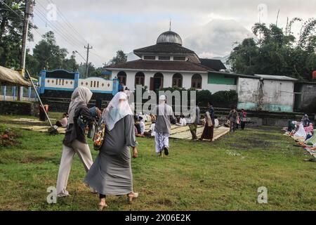 Sleman, Yogyakarta, INDONESIEN. April 2024. Muslime gehen zu Eid al-Fitr Gebete vor der Kulisse des Mount Merapi, Sleman, Yogyakarta, Indonesien, Mittwoch, April 2024. (Kreditbild: © Antonius Jagad SR/ZUMA Press Wire) NUR REDAKTIONELLE VERWENDUNG! Nicht für kommerzielle ZWECKE! Stockfoto