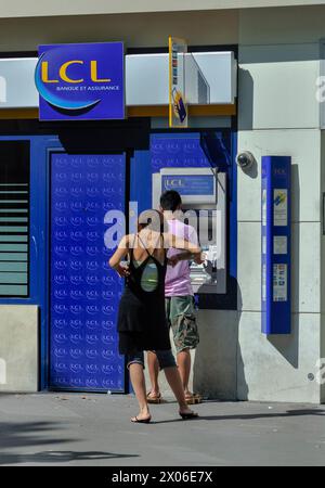 Paris, Frankreich - Außenansicht von zwei Personen von hinten, Rückzug aus L.C.L Banque et Assurance, A.T.M. Cash Machine, Banking and Finance. Stockfoto