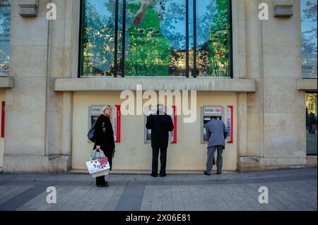 Paris, Frankreich – Personen, die Geldautomaten im Freien nutzen, HSBC Bank Corporate Headquarters Building, Front, Fassade, Avenue Champs-Elysees Stockfoto