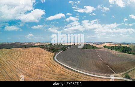 Toskanische Landschaft auf einer Straße von Zypressen in der Nähe von San Quirico d Orcia, Italien Stockfoto