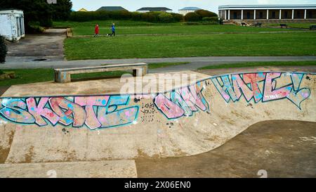 Schlittschuhlaufen Sie nicht hassen Graffit an der Wand des Skateparks im Marine Hall Park, Fleetwood, Großbritannien Stockfoto