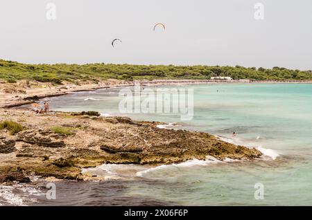 Der malerische Strand von Punta della Suina in der Nähe von Gallipoli in Salento, Apulien, Italien Stockfoto