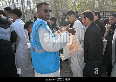 Montpellier, Frankreich. April 2024. © PHOTOPQR/LE MIDI LIBRE/JEAN-MICHEL MART ; MONTPELLIER ; 10/04/2024 ; MONTPELLIER/STADE ANNEXE DE LA MOSSON/GRANDE PRIERE DE LA FIN DU RAMADAN/AID EL FITR /ACDM/DONS POUR LA CONSTRUCTION D'UNE NOUVELLE MOSQUEE - FRANCE, MONTPELLIER APRIL 102024 Ende des muslimischen Fastenmonats RAMADAN Credit: MAXPPP/Alamy News Stockfoto