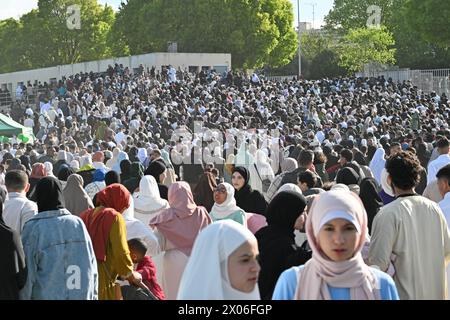 Montpellier, Frankreich. April 2024. © PHOTOPQR/LE MIDI LIBRE/JEAN-MICHEL MART ; MONTPELLIER ; 10/04/2024 ; MONTPELLIER/STADE ANNEXE DE LA MOSSON/GRANDE PRIERE DE LA FIN DU RAMADAN/AID EL FITR /FOULE - FRANKREICH, MONTPELLIER APRIL 102024 das Ende des muslimischen Fastenmonats Ramadan Credit: MAXPPP/Alamy Live News Stockfoto