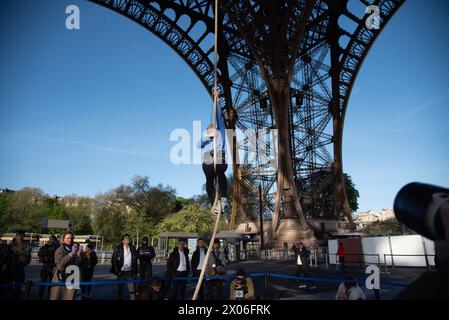 Paris, Frankreich. April 2024. Anouk Garnier bricht am 10. April 2024 in Paris den Weltrekord für den Aufstieg auf den Eiffelturm. Der zweifache Hindernisweltmeister trainierte ein ganzes Jahr lang, um den Weltrekord im Seilklettern zu schlagen und erreichte aus 110 Metern Höhe die 2. Etage des Eiffelturms. Foto: Florian Poitout/ABACAPRESS.COM Credit: Abaca Press/Alamy Live News Stockfoto