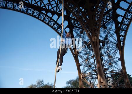 Paris, Frankreich. April 2024. Anouk Garnier bricht am 10. April 2024 in Paris den Weltrekord für den Aufstieg auf den Eiffelturm. Der zweifache Hindernisweltmeister trainierte ein ganzes Jahr lang, um den Weltrekord im Seilklettern zu schlagen und erreichte aus 110 Metern Höhe die 2. Etage des Eiffelturms. Foto: Florian Poitout/ABACAPRESS.COM Credit: Abaca Press/Alamy Live News Stockfoto