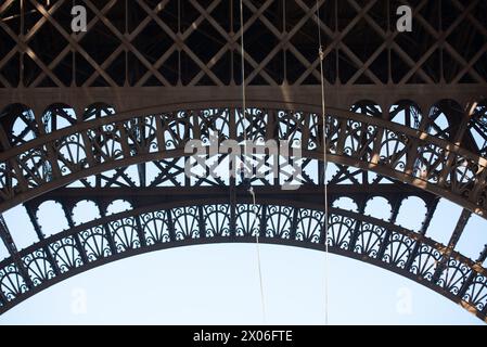 Paris, Frankreich. April 2024. Anouk Garnier bricht am 10. April 2024 in Paris den Weltrekord für den Aufstieg auf den Eiffelturm. Der zweifache Hindernisweltmeister trainierte ein ganzes Jahr lang, um den Weltrekord im Seilklettern zu schlagen und erreichte aus 110 Metern Höhe die 2. Etage des Eiffelturms. Foto: Florian Poitout/ABACAPRESS.COM Credit: Abaca Press/Alamy Live News Stockfoto
