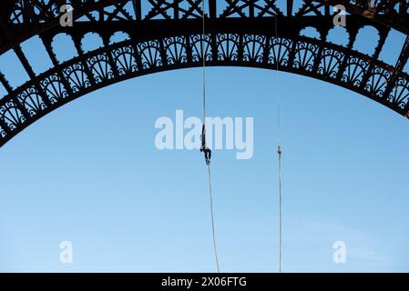 Paris, Frankreich. April 2024. Anouk Garnier bricht am 10. April 2024 in Paris den Weltrekord für den Aufstieg auf den Eiffelturm. Der zweifache Hindernisweltmeister trainierte ein ganzes Jahr lang, um den Weltrekord im Seilklettern zu schlagen und erreichte aus 110 Metern Höhe die 2. Etage des Eiffelturms. Foto: Florian Poitout/ABACAPRESS.COM Credit: Abaca Press/Alamy Live News Stockfoto