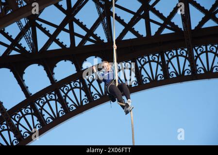 Paris, Frankreich. April 2024. Anouk Garnier bricht am 10. April 2024 in Paris den Weltrekord für den Aufstieg auf den Eiffelturm. Der zweifache Hindernisweltmeister trainierte ein ganzes Jahr lang, um den Weltrekord im Seilklettern zu schlagen und erreichte aus 110 Metern Höhe die 2. Etage des Eiffelturms. Foto: Florian Poitout/ABACAPRESS.COM Credit: Abaca Press/Alamy Live News Stockfoto