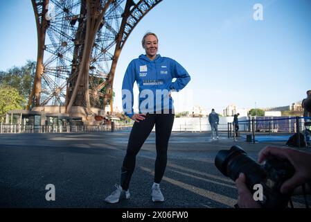 Paris, Frankreich. April 2024. Anouk Garnier bricht am 10. April 2024 in Paris den Weltrekord für den Aufstieg auf den Eiffelturm. Der zweifache Hindernisweltmeister trainierte ein ganzes Jahr lang, um den Weltrekord im Seilklettern zu schlagen und erreichte aus 110 Metern Höhe die 2. Etage des Eiffelturms. Foto: Florian Poitout/ABACAPRESS.COM Credit: Abaca Press/Alamy Live News Stockfoto