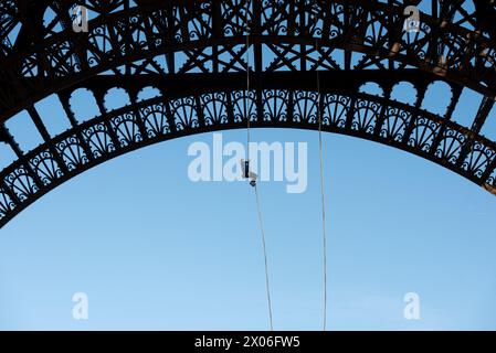 Paris, Frankreich. April 2024. Anouk Garnier bricht am 10. April 2024 in Paris den Weltrekord für den Aufstieg auf den Eiffelturm. Der zweifache Hindernisweltmeister trainierte ein ganzes Jahr lang, um den Weltrekord im Seilklettern zu schlagen und erreichte aus 110 Metern Höhe die 2. Etage des Eiffelturms. Foto: Florian Poitout/ABACAPRESS.COM Credit: Abaca Press/Alamy Live News Stockfoto