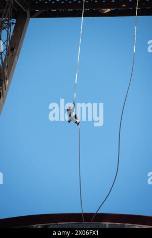 Paris, Frankreich. April 2024. Anouk Garnier bricht am 10. April 2024 in Paris den Weltrekord für den Aufstieg auf den Eiffelturm. Der zweifache Hindernisweltmeister trainierte ein ganzes Jahr lang, um den Weltrekord im Seilklettern zu schlagen und erreichte aus 110 Metern Höhe die 2. Etage des Eiffelturms. Foto: Florian Poitout/ABACAPRESS.COM Credit: Abaca Press/Alamy Live News Stockfoto