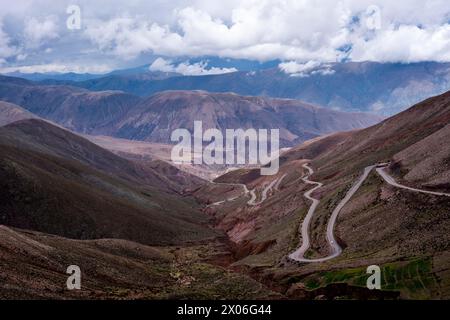 Typische Landschaft der Cuesta de Lipan, in der Nähe von Purmamarca, Provinz Jujuy, Argentinien. Stockfoto