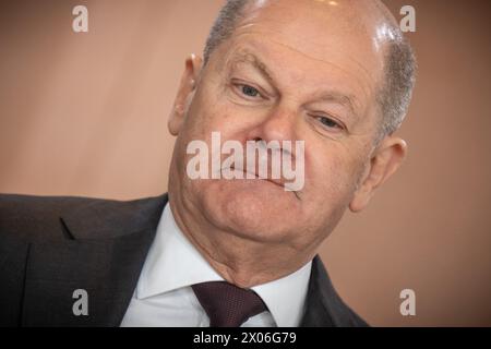 Berlin, Deutschland. April 2024. Bundeskanzler Olaf Scholz (SPD) wartet auf den Beginn der Bundeskabinettsitzung im Bundeskanzleramt. Quelle: Michael Kappeler/dpa/Alamy Live News Stockfoto