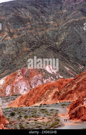 Farbenfrohe Landschaften rund um das Dorf Purmamarca, Provinz Jujuy, Argentinien. Stockfoto