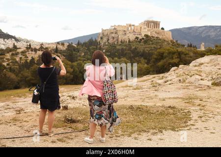 Tourist am Pnyx Hügel mit Blick auf die Akropolis Stockfoto