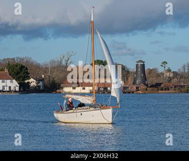 Blick über den Chichester Harbour in Langstone mit der Langstone Windmühle von der Langstone Bridge aus gesehen, Portsmouth, Hampshire, England. Stockfoto