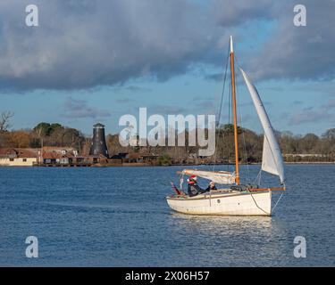 Blick über den Chichester Harbour in Langstone mit der Langstone Windmühle von der Langstone Bridge aus gesehen, Portsmouth, Hampshire, England. Stockfoto