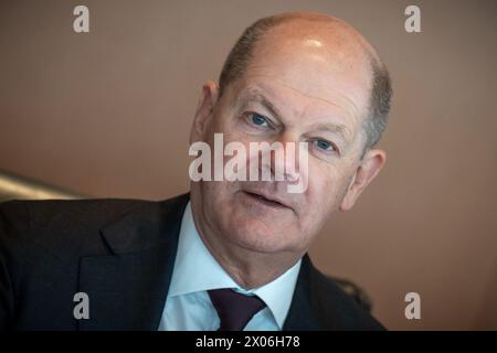 Berlin, Deutschland. April 2024. Bundeskanzler Olaf Scholz (SPD) wartet auf den Beginn der Bundeskabinettsitzung im Bundeskanzleramt. Quelle: Michael Kappeler/dpa/Alamy Live News Stockfoto