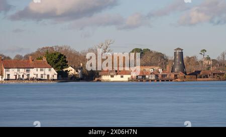 Blick über den Chichester Harbour in Langstone mit der Langstone Windmühle von der Langstone Bridge aus gesehen, Portsmouth, Hampshire, England. Stockfoto