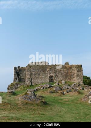 Castle Sween, auch bekannt als Caisteal Suibhne und Caistéal Suibhne, liegt am östlichen Ufer des Loch Sween in Knapdale Argyll, Schottland, Großbritannien Stockfoto