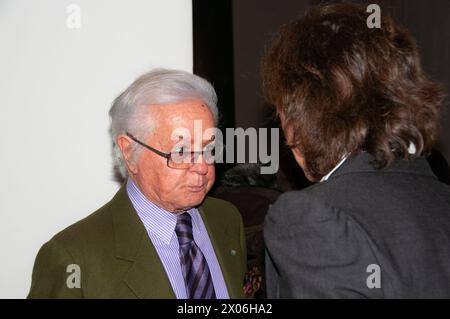 22/2013 (Venaria reale ) Roberto Capucci im Gespräch mit einem seiner Mitarbeiter während der Ausstellung "die Suche nach Königen" Stockfoto