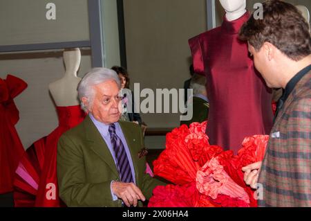 03/2013 (Reggia di Venaria reale) Roberto Capucci im Gespräch mit einem seiner Mitarbeiter während der Ausstellung „die Suche nach Königen“ Stockfoto