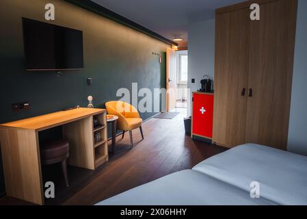 Modernes Hotelzimmer in Zermatt mit minimalistischem Design Stockfoto