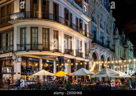 Personen, die vor Einem Café/Restaurant an der Ecke des Plaza 9 de Julio, Salta, Provinz Salta, Argentinien sitzen. Stockfoto