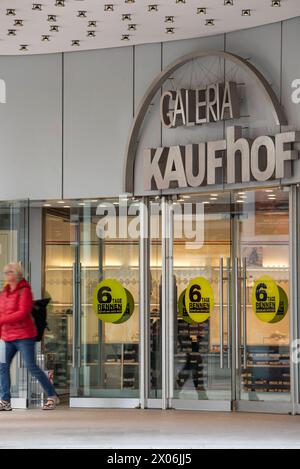 Blick auf das Haus der Galeria Kaufhof in der City von Rostock, Mecklenburg-Vorpommern. Die Warenhauskette Galeria Karstadt Kaufhof ist zum dritten Mal innerhalb von wenigen Jahren in Insolvenz gegangen. Der insolvente Warenhaus-Konzern Galeria Karstadt Kaufhof soll von einem Konsortium, bestehend aus der US-Investmentgesellschaft NRDC Equity Partners und dem deutschen Unternehmer Bernd Beetz, übernohmen werden. Mecklenburg-Vorpommern hat das Karstadt-Stammhaus in Wismar sowie die Galeria Kaufhof in Rostock. ROSTOCK *** Blick auf den Galeria Kaufhof im Stadtzentrum von Rostock, Mecklenbu Stockfoto