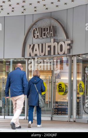 Blick auf das Haus der Galeria Kaufhof in der City von Rostock, Mecklenburg-Vorpommern. Die Warenhauskette Galeria Karstadt Kaufhof ist zum dritten Mal innerhalb von wenigen Jahren in Insolvenz gegangen. Der insolvente Warenhaus-Konzern Galeria Karstadt Kaufhof soll von einem Konsortium, bestehend aus der US-Investmentgesellschaft NRDC Equity Partners und dem deutschen Unternehmer Bernd Beetz, übernohmen werden. Mecklenburg-Vorpommern hat das Karstadt-Stammhaus in Wismar sowie die Galeria Kaufhof in Rostock. ROSTOCK *** Blick auf den Galeria Kaufhof im Stadtzentrum von Rostock, Mecklenbu Stockfoto