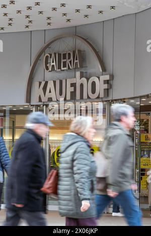 Blick auf das Haus der Galeria Kaufhof in der City von Rostock, Mecklenburg-Vorpommern. Die Warenhauskette Galeria Karstadt Kaufhof ist zum dritten Mal innerhalb von wenigen Jahren in Insolvenz gegangen. Der insolvente Warenhaus-Konzern Galeria Karstadt Kaufhof soll von einem Konsortium, bestehend aus der US-Investmentgesellschaft NRDC Equity Partners und dem deutschen Unternehmer Bernd Beetz, übernohmen werden. Mecklenburg-Vorpommern hat das Karstadt-Stammhaus in Wismar sowie die Galeria Kaufhof in Rostock. ROSTOCK *** Blick auf den Galeria Kaufhof im Stadtzentrum von Rostock, Mecklenbu Stockfoto