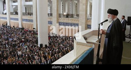 Teheran, Iran. April 2024. Der iranische Oberste Führer Ayatollah Ali Khamenei nimmt an der Leitung der Eid al-Fitr Gebetszeremonie am 10. April 2024 in Teheran Teil. Foto: Parspix/ABACAPRESS.COM Credit: Abaca Press/Alamy Live News Stockfoto