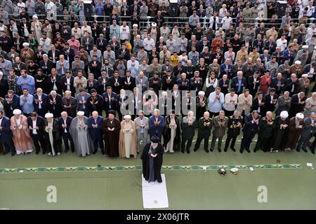 Teheran, Iran. April 2024. Der iranische Oberste Führer Ayatollah Ali Khamenei nimmt an der Leitung der Eid al-Fitr Gebetszeremonie am 10. April 2024 in Teheran Teil. Foto: Parspix/ABACAPRESS.COM Credit: Abaca Press/Alamy Live News Stockfoto