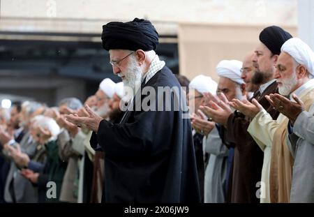 Teheran, Iran. April 2024. Der iranische Oberste Führer Ayatollah Ali Khamenei nimmt an der Leitung der Eid al-Fitr Gebetszeremonie am 10. April 2024 in Teheran Teil. Foto: Parspix/ABACAPRESS.COM Credit: Abaca Press/Alamy Live News Stockfoto