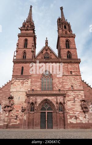 Basler Dom gotische Fassade in der Schweiz an einem sonnigen Tag Stockfoto