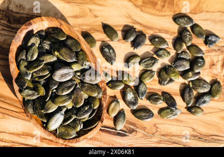 Kürbiskerne auf einem Holzbrett in einer Schüssel Stockfoto