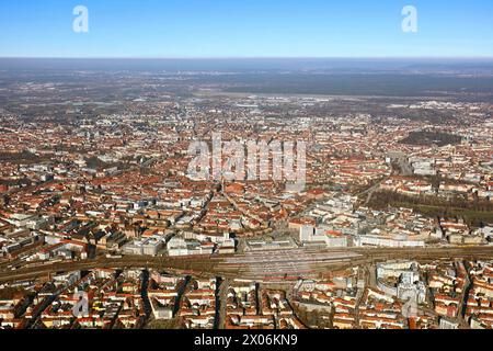 Stadtblick von Süden bei sonnigem Winterwetter, unterhalb des Hauptbahnhofs, hinter der Altstadt, oberhalb des Flughafens Nürnberg, Luftsicht, 2023-02-07, Deutschland, Bava Stockfoto