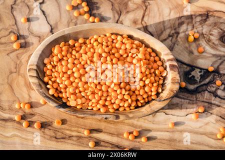 Linse (Lens culinaris), rote Linsen in Holzschale Stockfoto