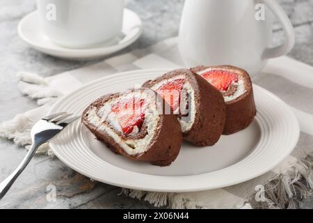 Hausgemachte Kuchenbrötchen mit Erdbeere und Frischkäse auf Marmorhintergrund. Horizontal Stockfoto