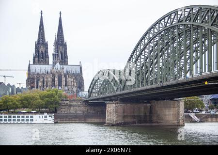 Panoramaaufnahme des Rheindamms in Köln. Hohenzollernbrücke, Kölner Dom, Ludwig-Museum im Hintergrund, Schiff im Vordergrund Stockfoto