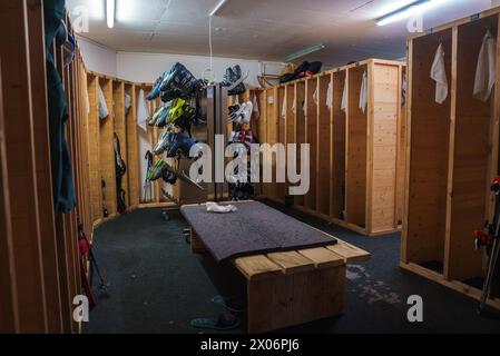 Lebendiger Raum für Skiausrüstung im luxuriösen Chalet Zermatt Stockfoto