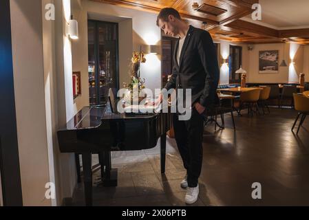 Mann am Flügel, luxuriöses Hotel in Zermatt, Schweiz. Stockfoto