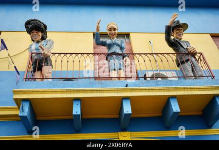 Bunte Karikaturfiguren auf einem Balkon in El Caminito. Stockfoto