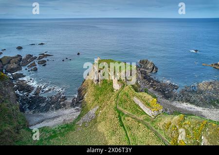 Findlater Castle Cullen Aberdeenshire Strände von Felsen im Frühling und die Ruinen auf einer beeindruckenden Klippe mit Blick auf das Meer Stockfoto