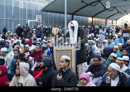 Madrid, Madrid, Spanien. April 2024. Ein Mitglied der muslimischen Gemeinde bereitet seinen Gebetsteg am Ende des Ramadan-Gebets im Lavapies-Viertel von Madrid vor. Diese Feier heißt Eid El-Fitr und ist das Ende des Monats des Fastens, des Gebets und der Selbstreflexion. (Kreditbild: © Luis Soto/ZUMA Press Wire) NUR REDAKTIONELLE VERWENDUNG! Nicht für kommerzielle ZWECKE! Stockfoto