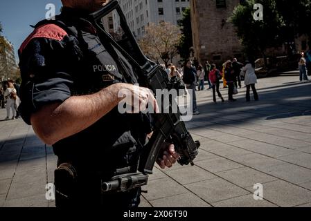 10. April 2024 in Barcelona, Spanien: Ein katalanischer Regionalpolizist Mosso de Esquadra patrouilliert in der Innenstadt von Barcelona. Die aktuelle Alarmstufe zur Terrorismusbekämpfung in Katalonien liegt bei 4 von 5. Die Sicherheit bei Champions League-Spielen wird erhöht, nachdem eine Medienanstalt, die die Gruppe Islamischer Staat unterstützt, Terroranschläge gegen Veranstaltungsorte veröffentlicht hat. Quelle: Jordi Boixareu/Alamy Live News Stockfoto