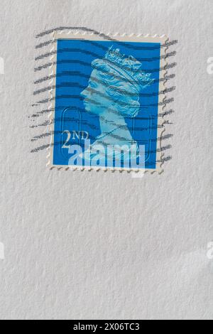 Briefmarke 2. Klasse mit Queens Kopf auf weißem Umschlag gefrankt Stockfoto