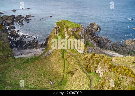 Findlater Castle Cullen Aberdeenshire felsige Küste und Ruinen auf einem schaumigen Vorgebirge Stockfoto