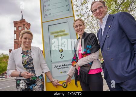 Berlin, Deutschland. April 2024. Franziska Giffey (l-r, SPD), Senatorin für Wirtschaft, Manja Schreiner (CDU), Senatorin für Verkehr, und Henrik Falk, CEO der BVG, präsentieren Sie die erste digitale Lichtsäule der BVG an der Bushaltestelle Rotes Rathaus. Anstelle von Fahrplänen und Informationen auf Papier werden die Anzeigen jetzt Informationen über die Abfahrtszeiten liefern. In diesem Jahr sollen insgesamt 80 Säulen online gehen. Quelle: Jörg Carstensen/dpa/Alamy Live News Stockfoto